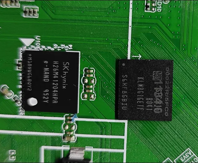 Родная память SK hynix H26M41204HPR на плате HK.T.RT2851V01, рядом новая Samsung KLM8G1GETF