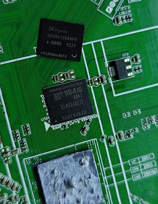 Новая память Samsung KLM8G1GETF запаяна на плату телевизора Bravis